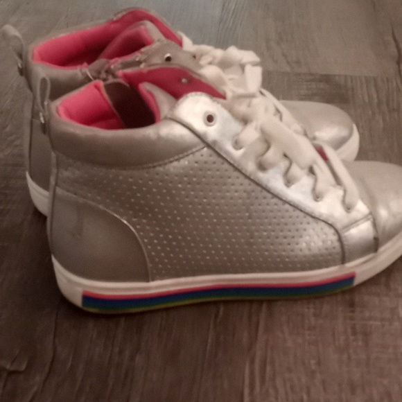 Size 5 girls high tops - Picture 4 of 4